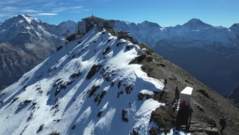 Fantástica-Toma-Aérea-Acercándose-A-Schilthorn-Piz-Gloria-En-Un-Soleado-Día-De-Otoño