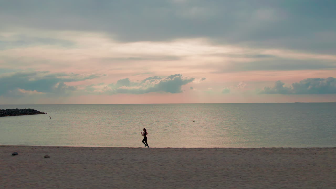 한 젊은 여성이 모래사장을 따라 달려가는 모습이 포착되었습니다.