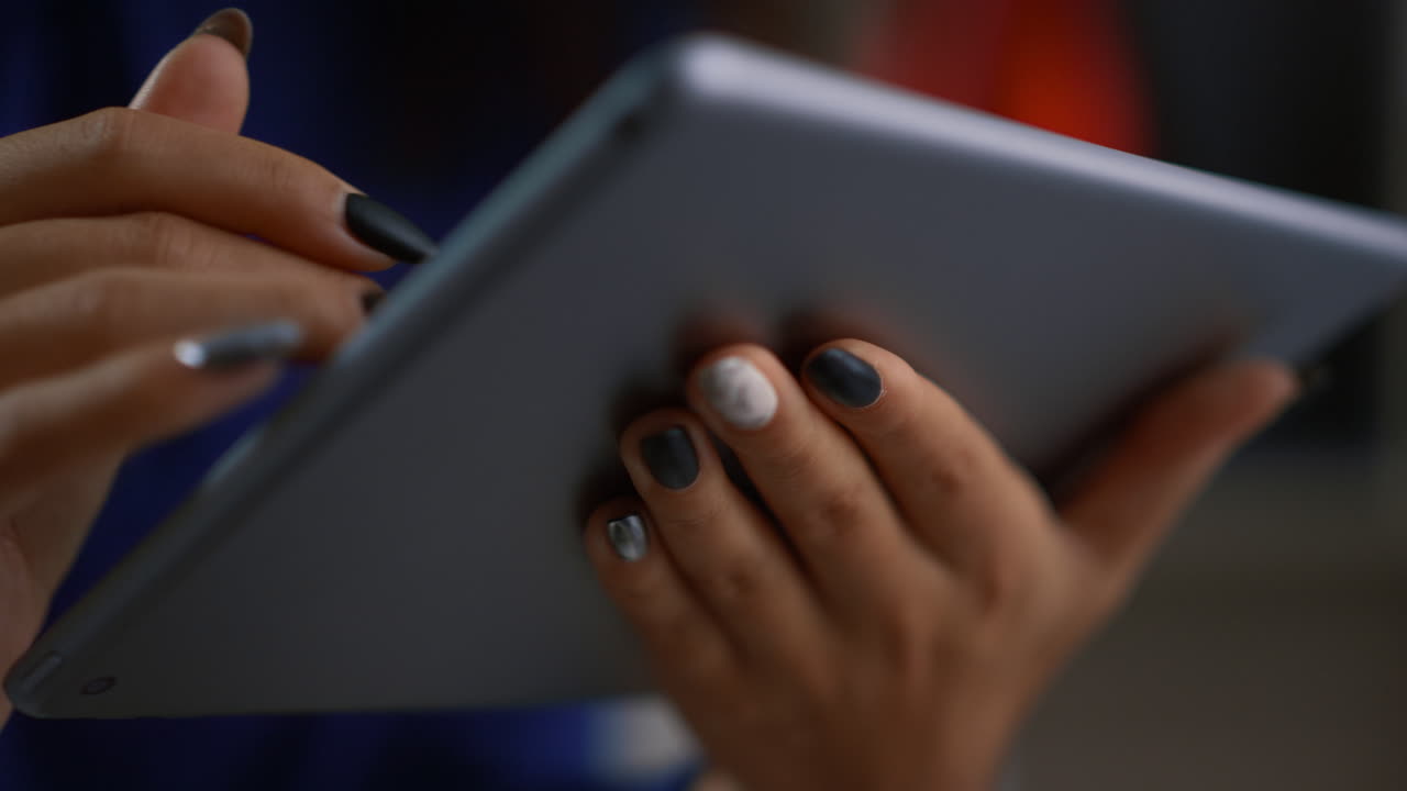 태블릿 디바이스를 사용하는 여성의 손은 원격 현대 사무실에서 웹 인터넷을 서핑합니다.