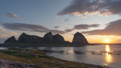 Paisaje-Puesta-De-Sol-Isla-Rocas-En-El-Mar-Viajes-Naturaleza-Hermosos-Destinos-Islas-Helgeland-Traena-Paisaje-Idílico