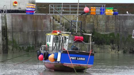 Barco-De-Pesca-En-Puerto-Seguro-Boatstrand-Costa-De-Cobre-Waterford-Irlanda