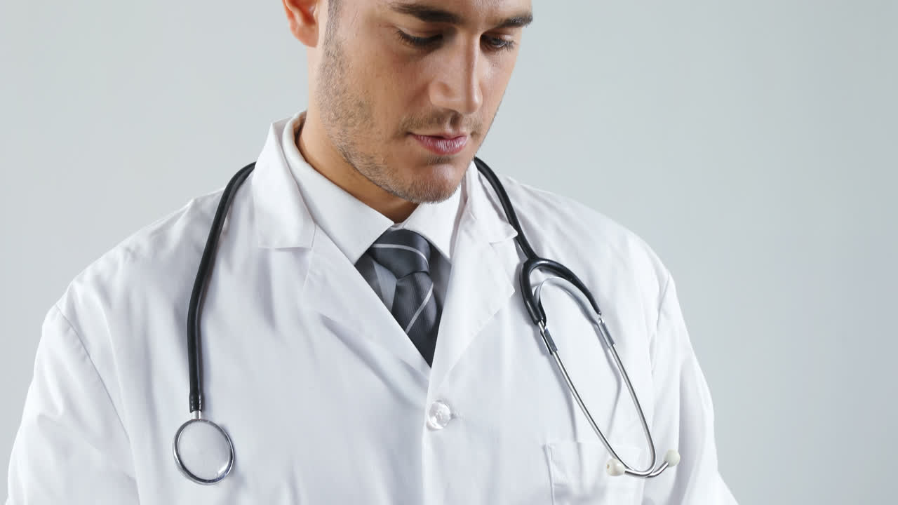 Gülümseyen doktor dijital tablet kullanıyor 4K
