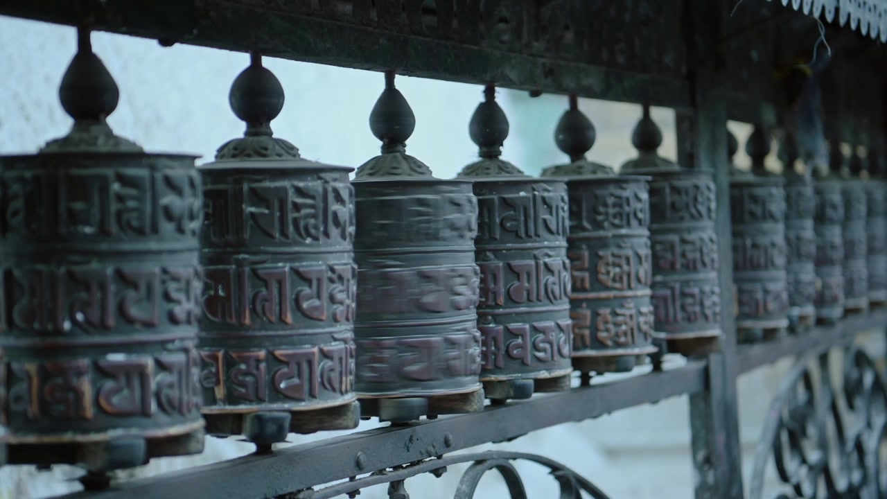 Kathmandu, Nepal. Ruote di preghiera buddiste al Tempio delle Scimmie. Primo piano di ruote di preghiera tibetane, usate per la preghiera e per pregare nel Buddismo in un popolare sito di templi religiosi e attrazione turistica.