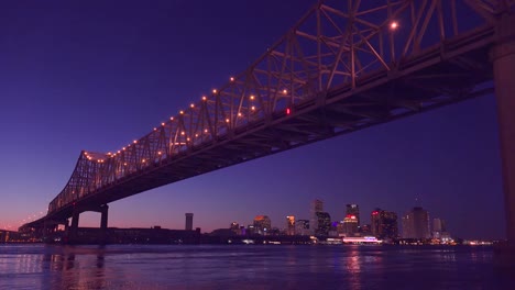 Hermosa-Foto-Del-Puente-De-La-Ciudad-De-La-Media-Luna-En-La-Noche-Con-Nueva-Orleans,-Louisiana-En-El-Fondo