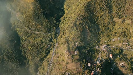 Un-Dron-Sobrevuela-Las-Colinas-De-Corniglia,-Vernazza,-Una-De-Las-Localidades-De-Las-Cinque-Terre-Hasta-Desaparecer-Entre-Las-Nubes