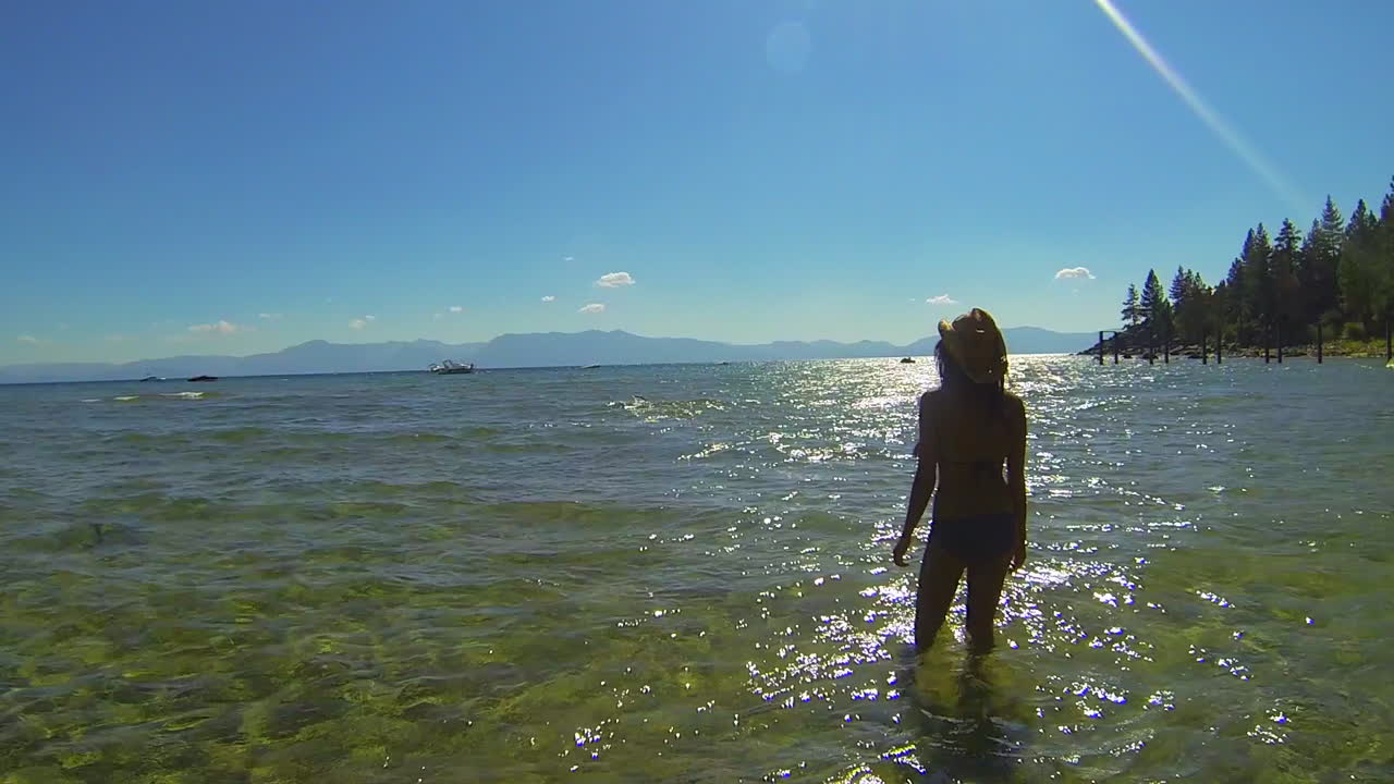 레이크 타호 2의 남자와 개 패들보드