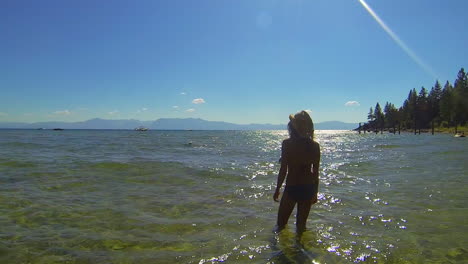 Un-Hombre-Y-Un-Perro-Paddleboard-En-El-Lago-Tahoe-2