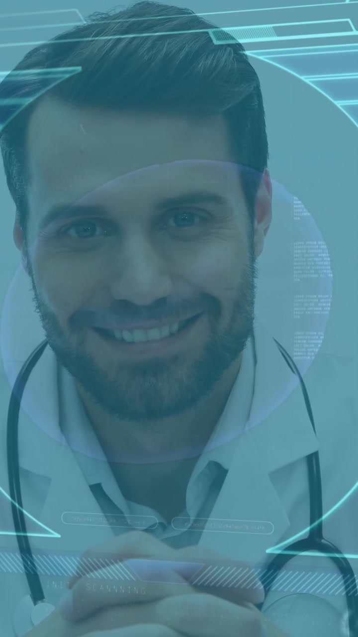 Animazione di elaborazione dati su interfaccia digitale su medico uomo sorridente.