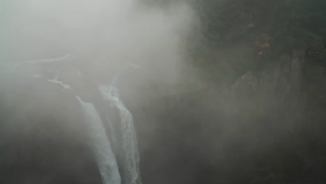 el fondo de snoqualmie cae en una mañana brumosa de otoño
