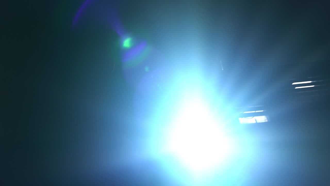 luz de punto para discoteca o concierto brillando directamente hacia la cámara