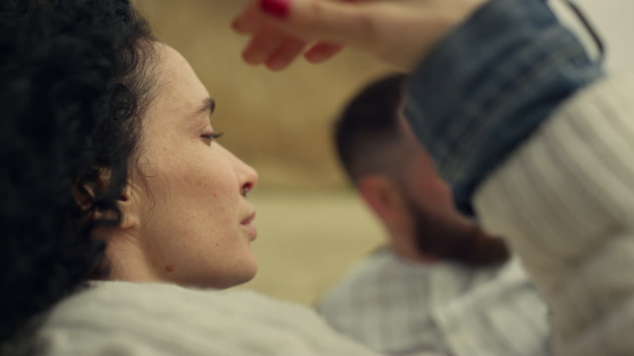 해변에서 머리를 만지는 아름다운 여인. 자연 데이트를 즐기는 편안한 커플.