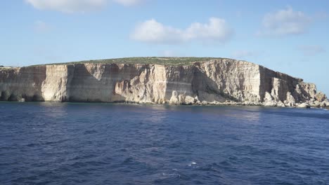 costa de la isla en el mar mediterráneo cerca de malta
