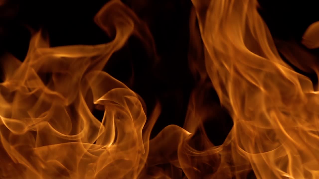 Fiamme su sfondo nero al rallentatore