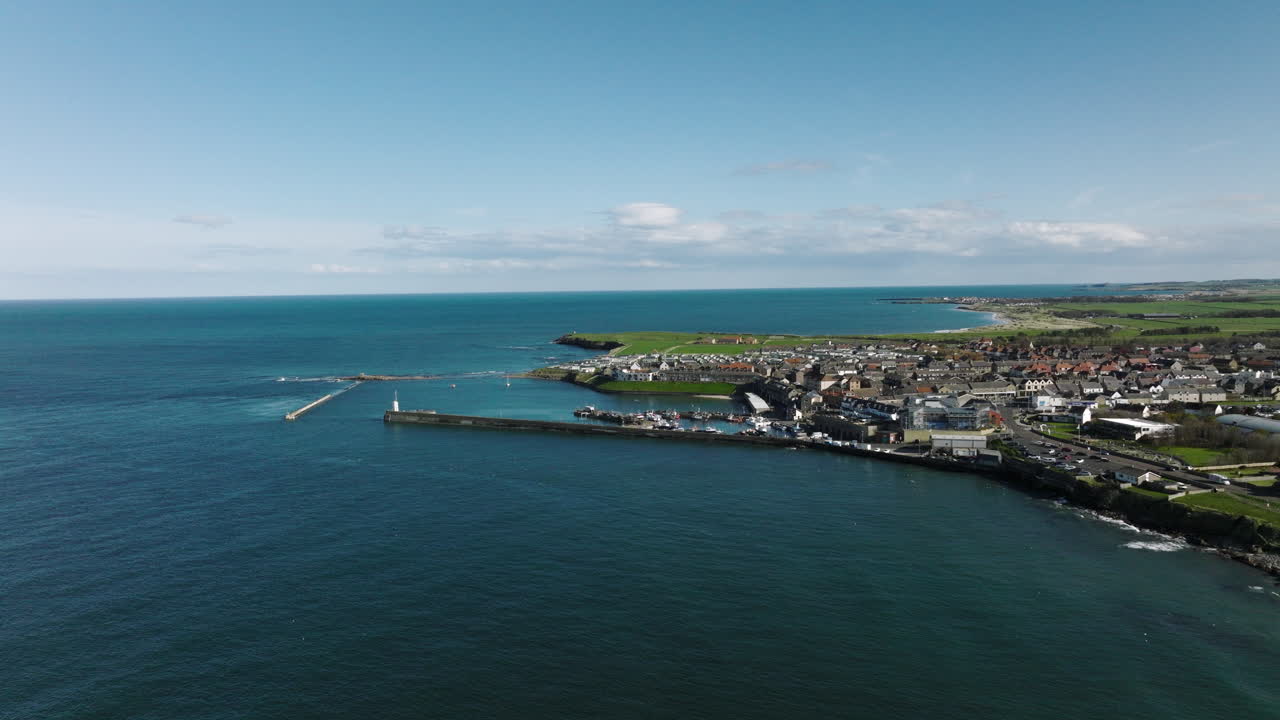 impresionantes casas de mar en el puerto, reino unido en una tarde soleada