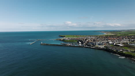 Atemberaubender-Seahouses-Harbour,-Großbritannien-An-Einem-Sonnigen-Nachmittag