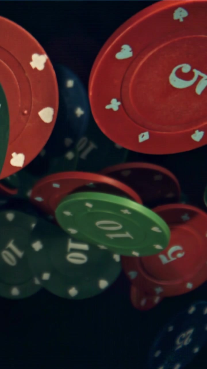 Fiches da poker colorate che cadono e ruotano al rallentatore