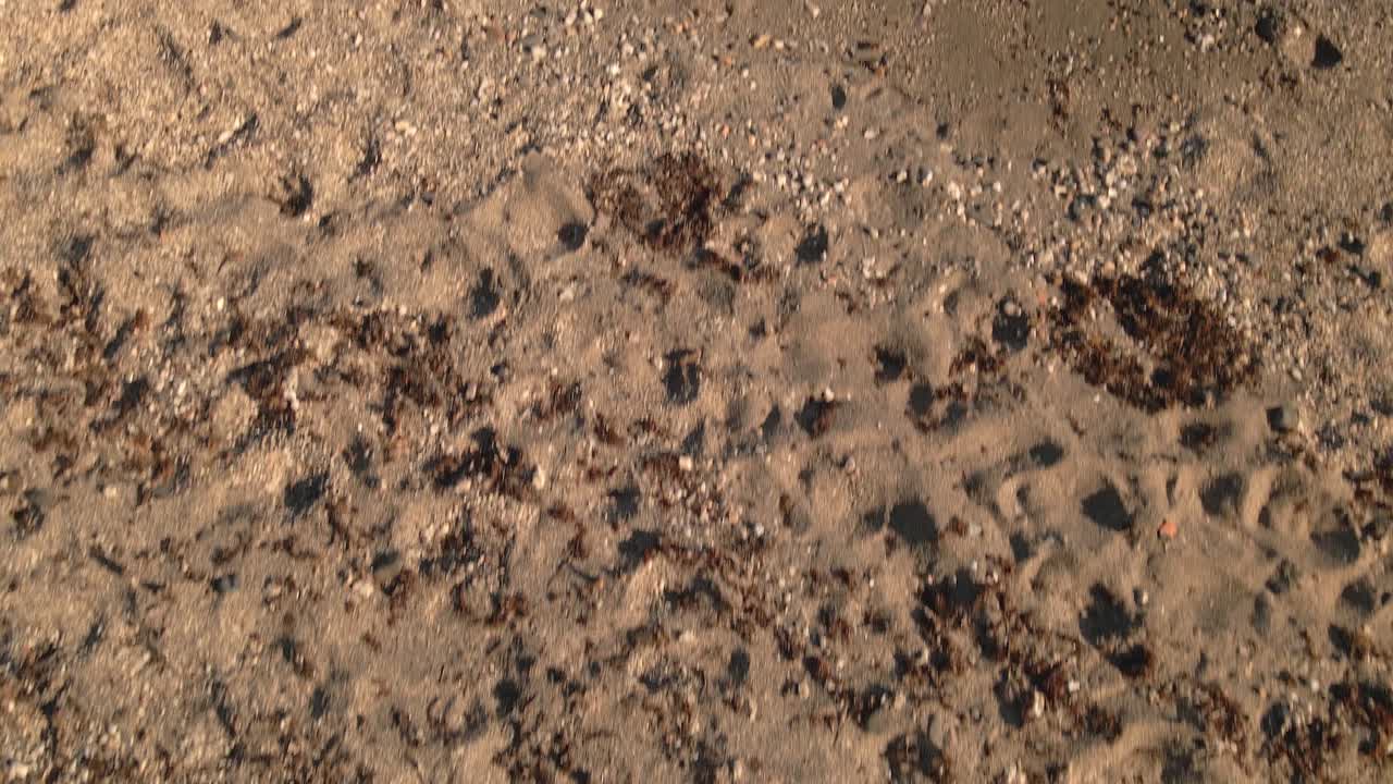 모래 아름다운 해변 위의 낮은 각도 조감도 바다 수평선 바다까지 기울기