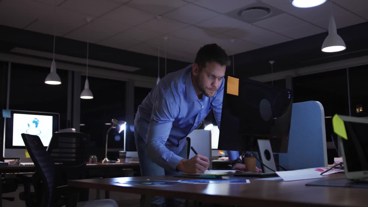 Uomo d'affari che lavora in un ufficio moderno di notte