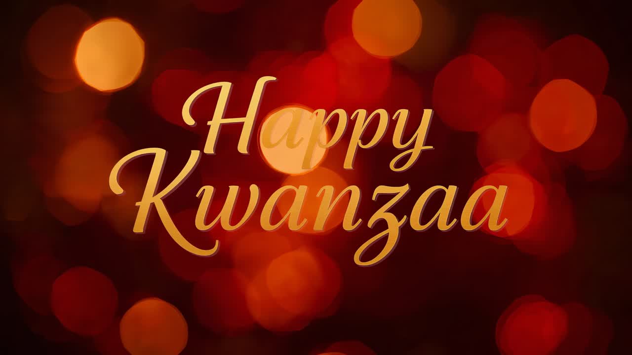 Kultaisella kirjasimella kirjoitettu Hyvää Kwanzaa -toivotus pysyy keskellä, lämmin bokeh muuttuu ja sykkii korttia varten