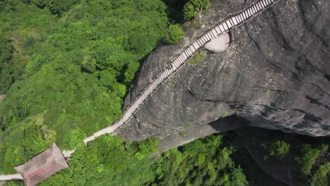 Antena:-Caminata-Por-La-Montaña-Bajiaozhai-Shan-En-Las-Montañas-Kársticas-Chinas,-Vista-De-Arriba-Hacia-Abajo