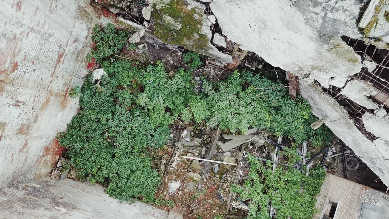 ruinas de antiguas fábricas industriales o almacenes rotos abandonados después de un desastre, una guerra o un cataclismo