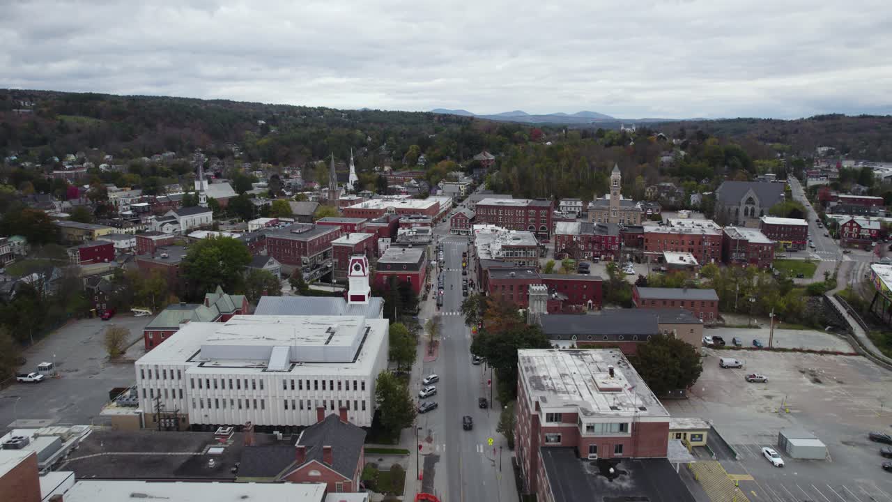 vista aérea de la calle, la oficina del gobierno federal, el juzgado de la ciudad y las casas en montpelier, vermont, washington, ee.