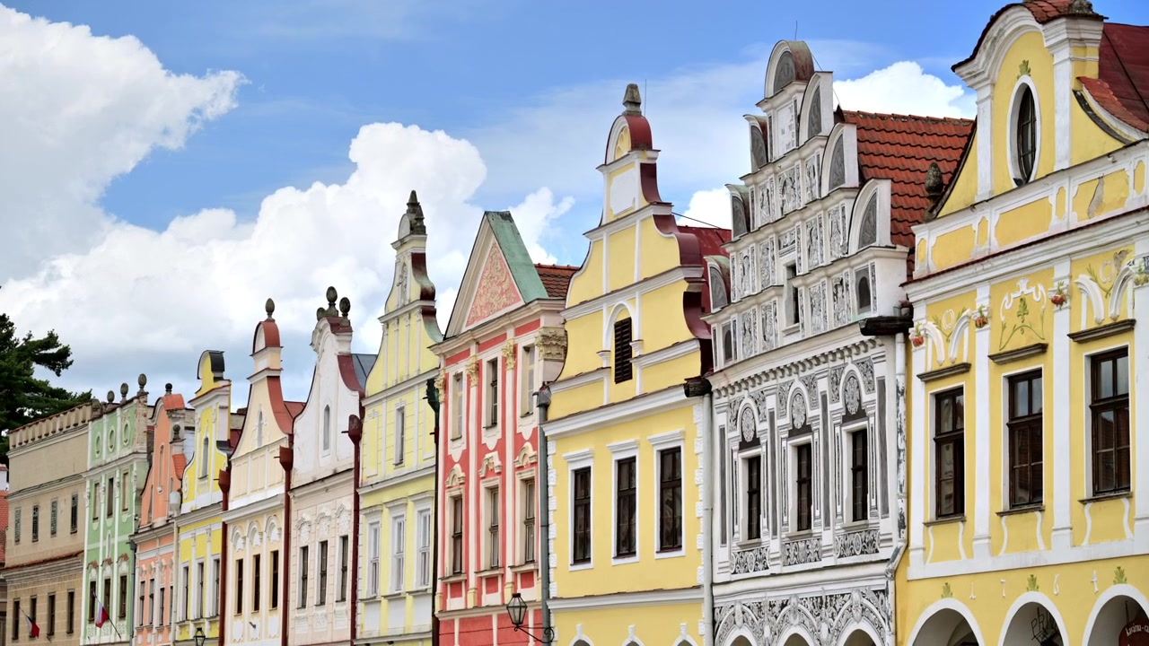 Utsikt over en rekke fargerike renessanse-gavlhus på det historiske torget, Telč, Tsjekkia