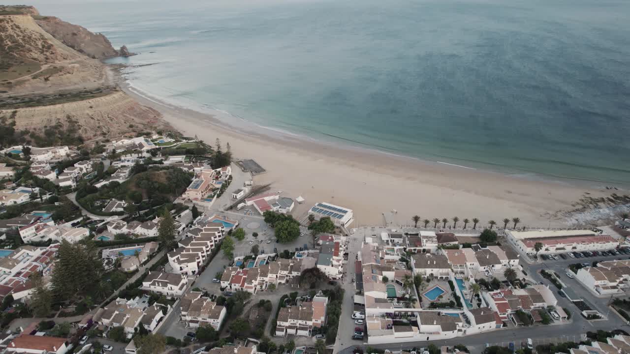 adosados junto al mar