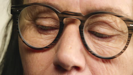Rote-Augen,-ältere-Frau-Und-Brille-Für-Schlechte-Sicht