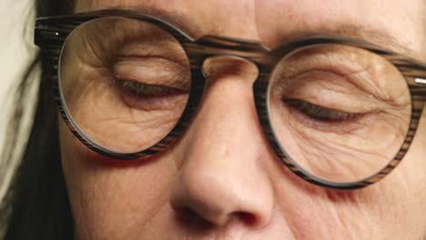 ojos rojos, mujer mayor y gafas para mala visión