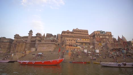 Pov-Aufnahme-Der-Ganges-Ghats-Aus-Dem-Fluss