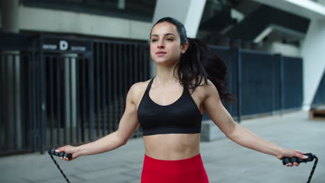 mujer atleta saltando en la cuerda de saltar. mujer deportiva haciendo ejercicio de salto