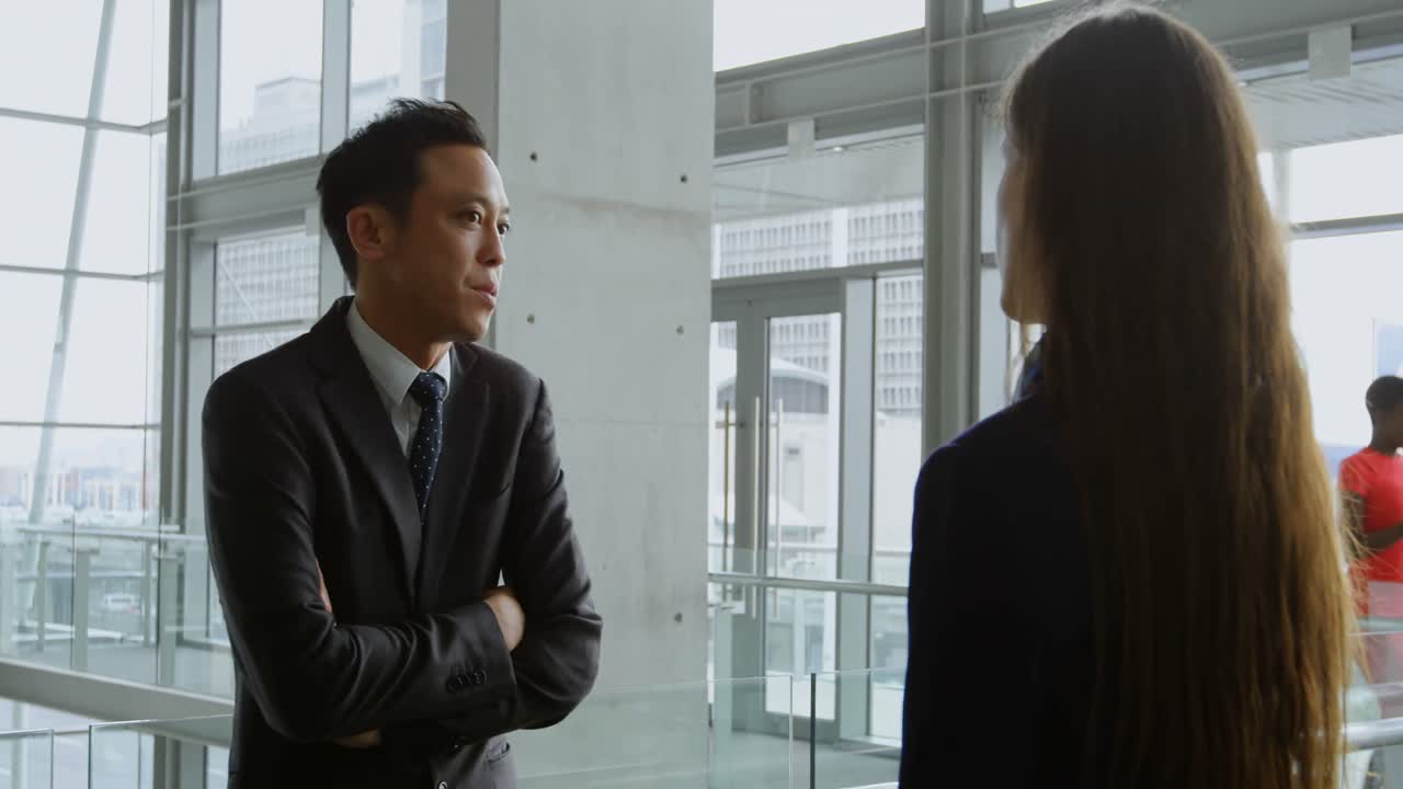 서로 논의하는 사업가들 4k