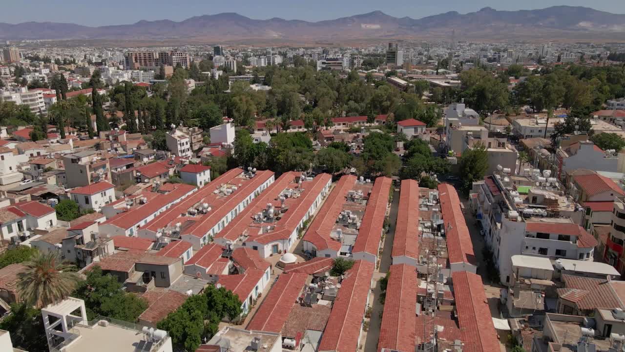 Vista aerea delle prime case popolari cipriote (Samanbahçe Evleri) a Nicosia, Cipro del Nord