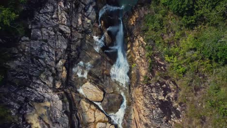 aérea sobre las grandes cataratas de roca en la reserva forestal de la cordillera del pino de la montaña, belice
