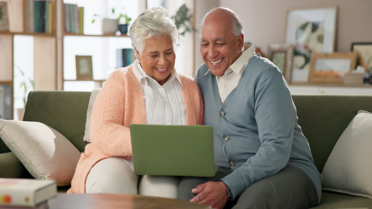 Casal idoso usando laptop juntos