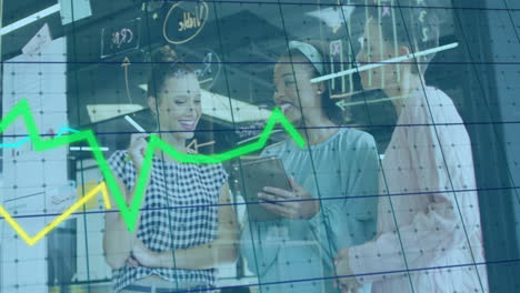 animación de procesamiento de datos y diagramas sobre diversas colegas femeninas discutiendo el trabajo