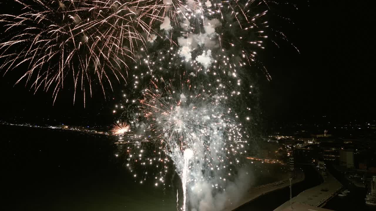 espectáculo de fuegos artificiales sobre la costa de senigallia-3
