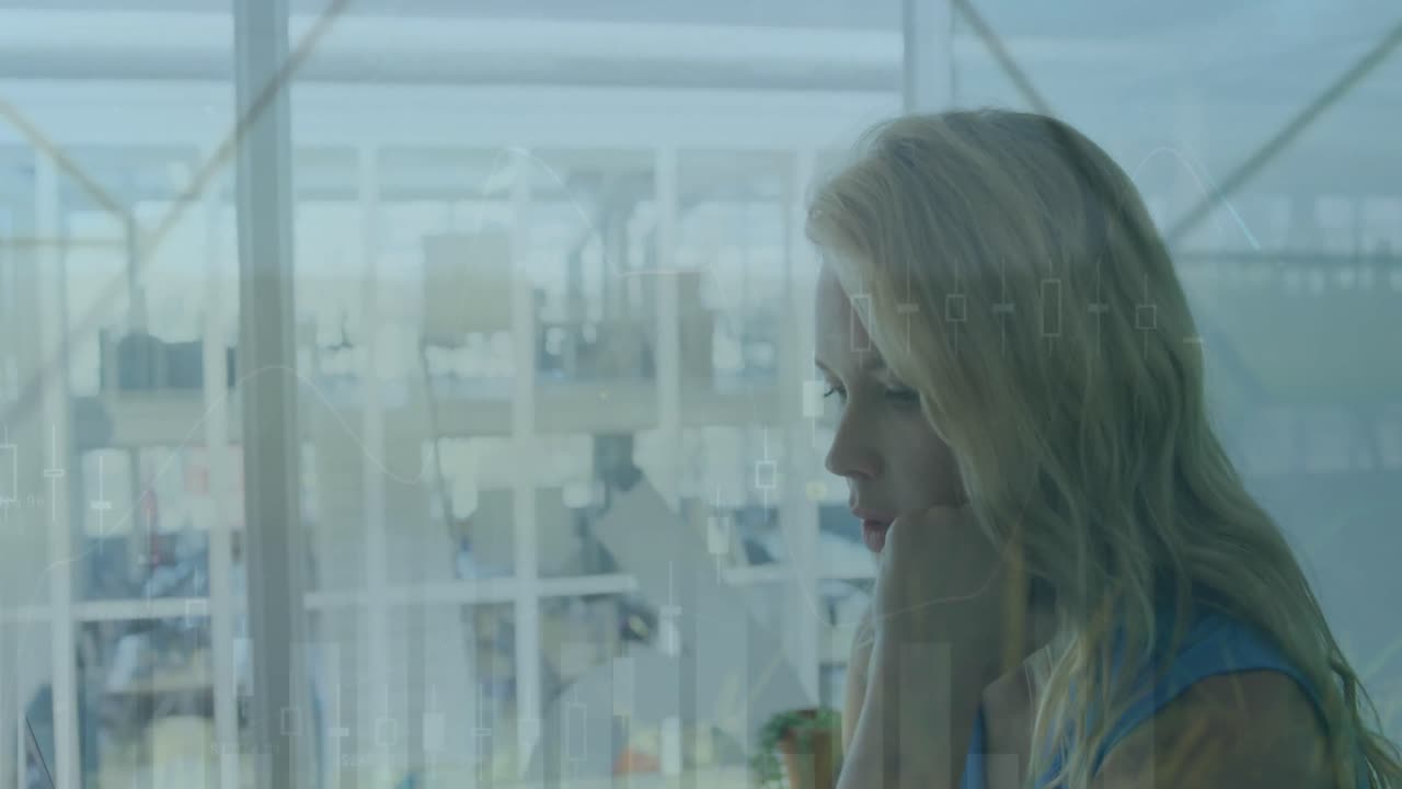 animación del procesamiento de datos sobre mujer de negocios caucásica en la oficina