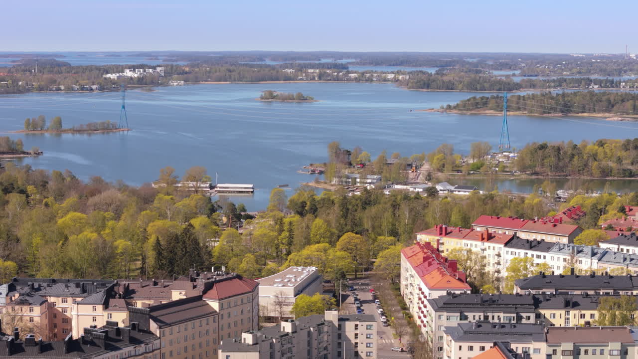 vista aérea de camiones a lo largo del parque sibelius con vistas a la bahía en el golfo de finlandia