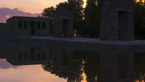 Lapso-De-Tiempo-De-La-Puesta-De-Sol-En-El-Antiguo-Templo-Egipcio-De-Debod-Ubicado-En-Madrid,-España