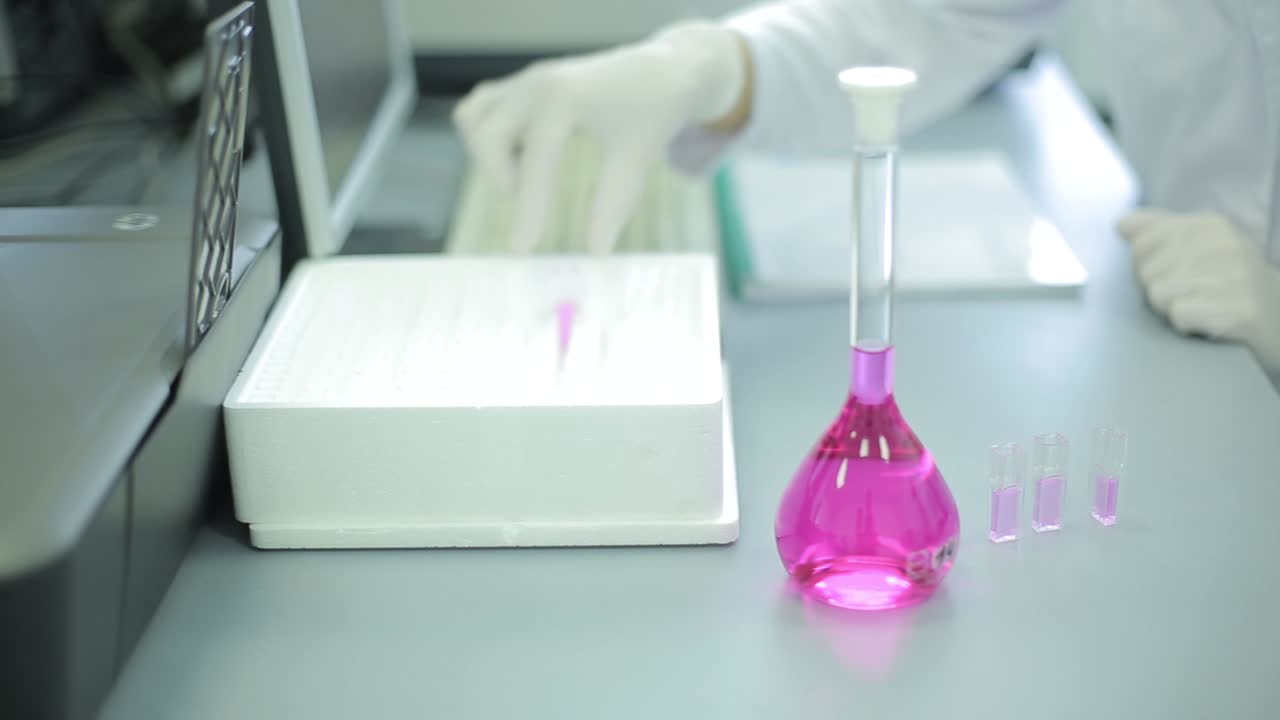 experimento de laboratorio con líquido rosado y tubos de ensayo