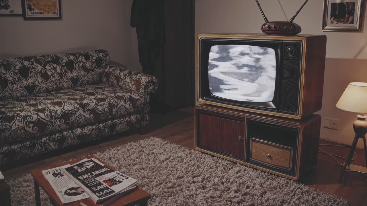 Siyah-beyaz video oynatan eski moda televizyonlu retro oturma odası.