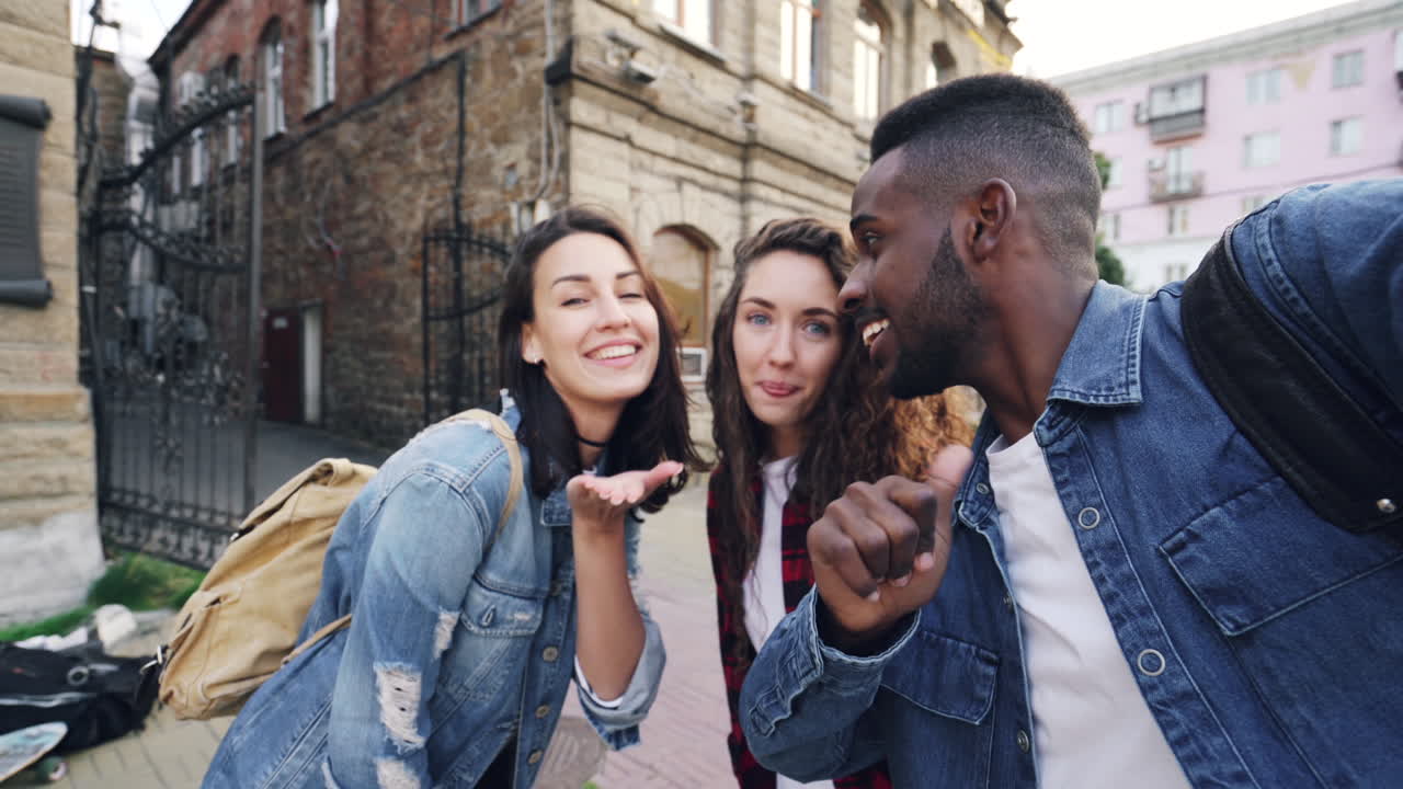 Gruppo di amici che prendono un selfie in città