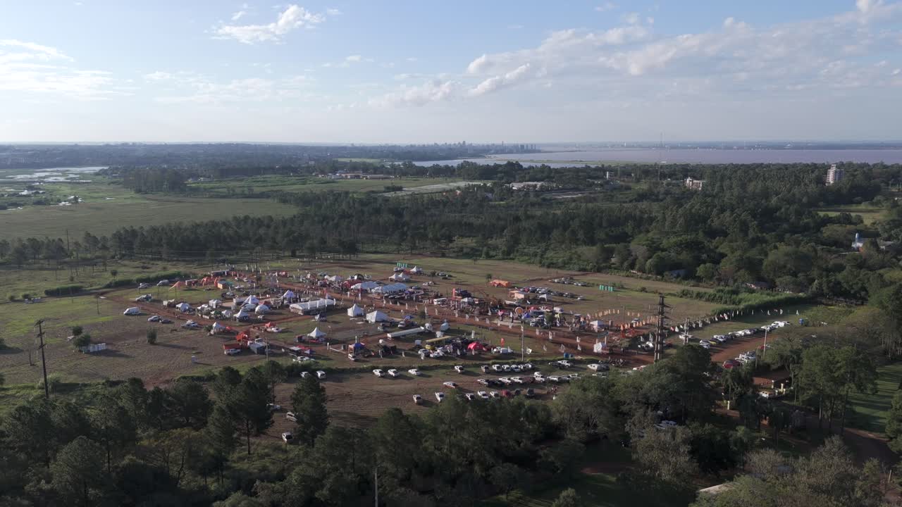 vista aérea del mercado de agricultores forestales que se preparan para las ventas en un buen día soleado
