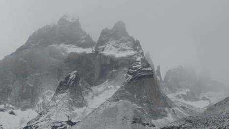 los majestuosos picos montañosos de torres del paine en argentina