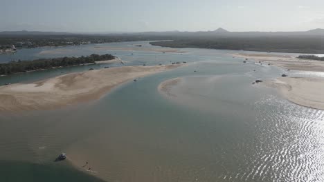 Freizeitbootfahrer-Genießen-Sonnige-Sandbänke-In-Noosa-Heads-In-Australien