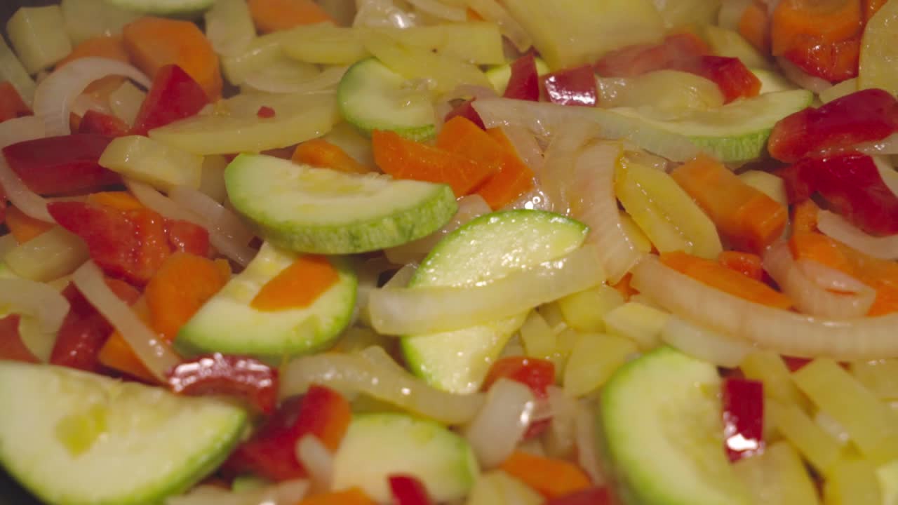 증기 팬, 근접 촬영 팬 오른쪽에서 요리하는 전통 스페인 피스토