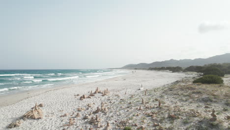 Luftbilddrohne-über-Strandmeer-Und-Felsenküste-Mit-Mächtigen-Meereswellen