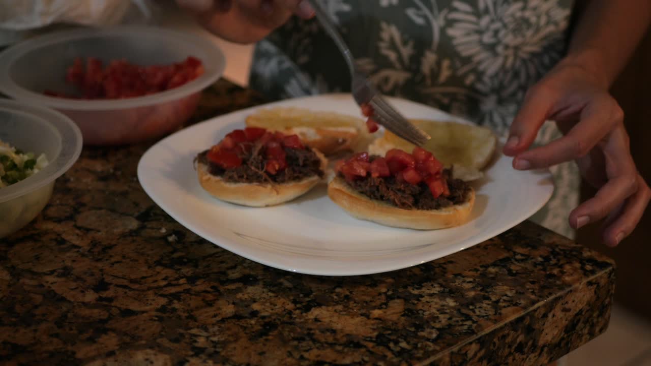 comida mexicana: manos femeninas cocinando tortas de barbacoa
